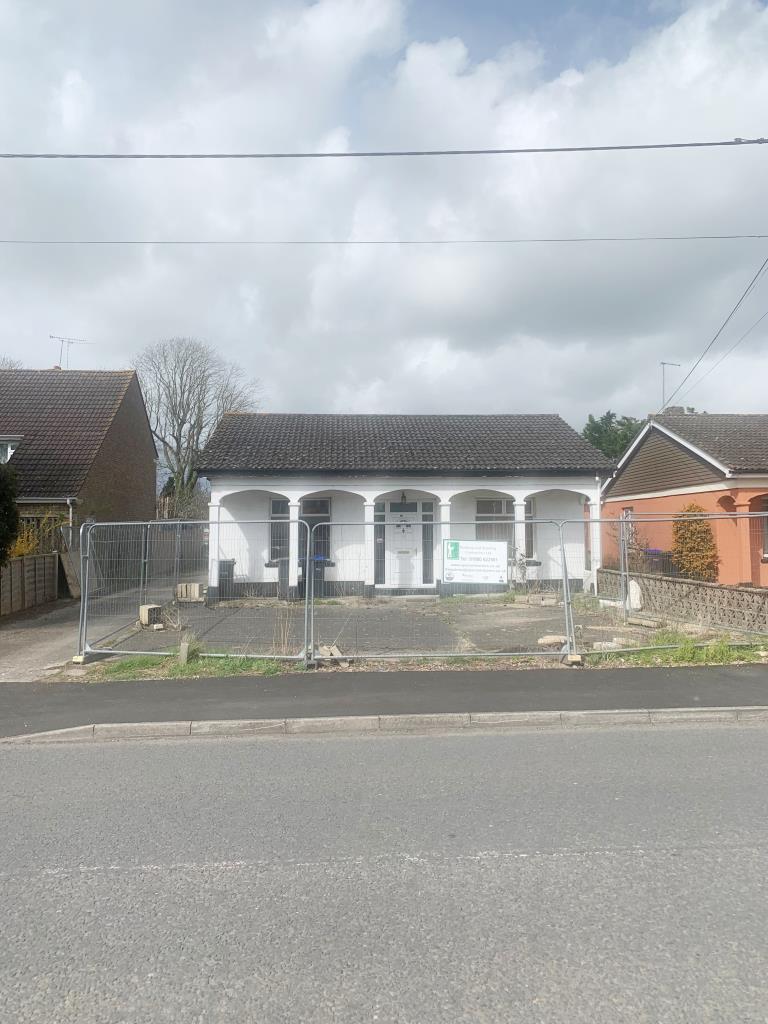 Lot: 52 - FREEHOLD DETACHED BUNGALOW WITH PLANNING FOR FOUR STUDIOS/BEDSITS -